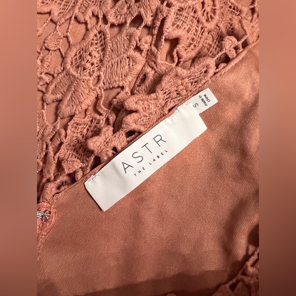 ASTR the LABEL Dusty pink crochet‎ lace dress size S. - Picture 11 of 16